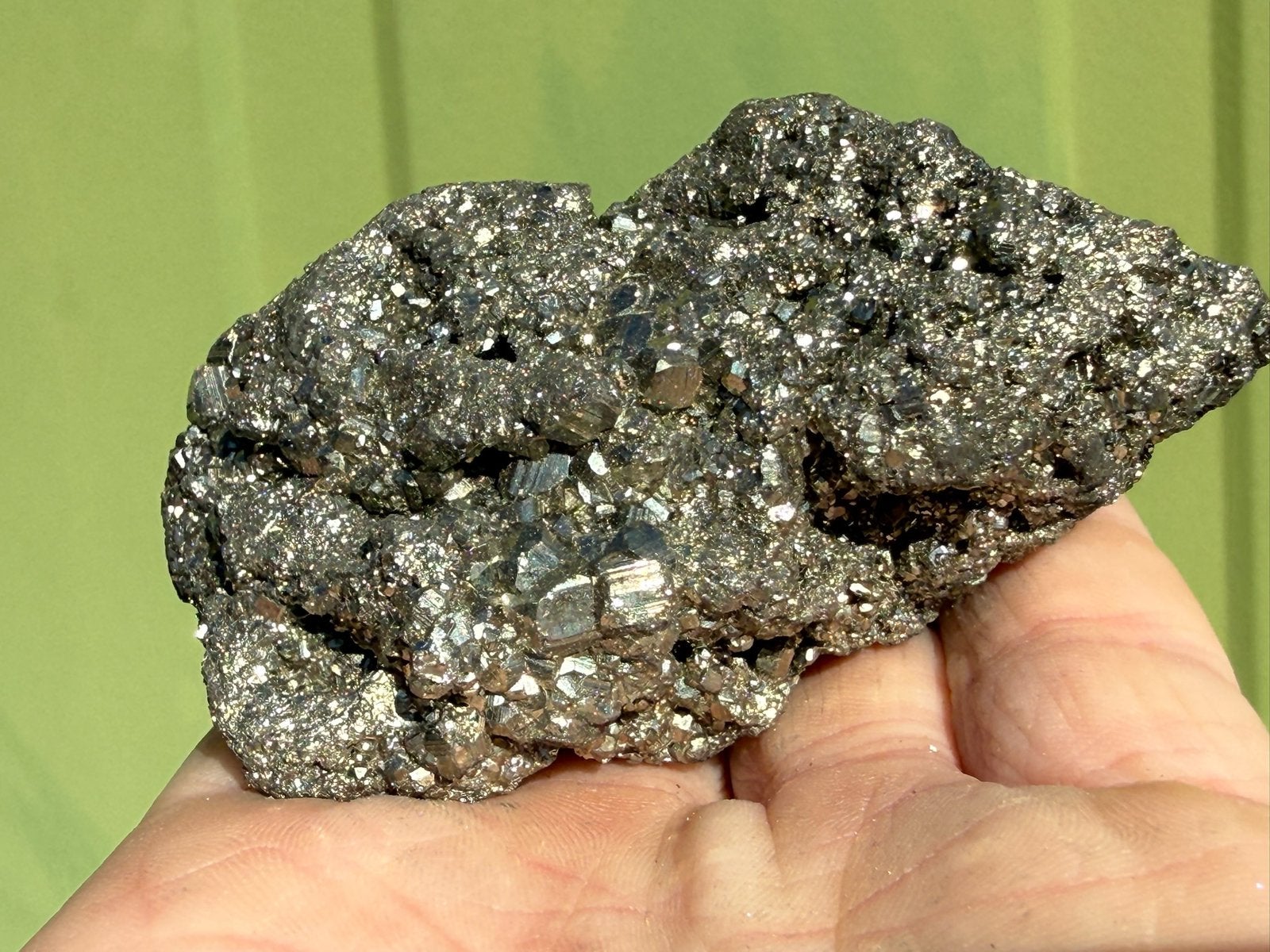 235 flinke brok Pyriet uit Peru mineralen, Ophalen of Verzenden, Mineraal