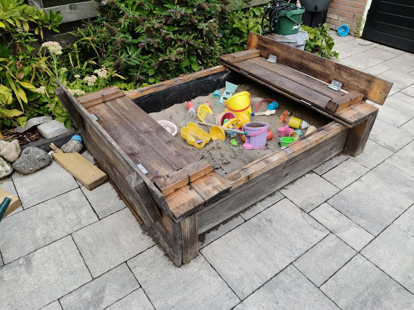 Houten zandbak met afdekhoes/zitbankjes, Ophalen, Gebruikt