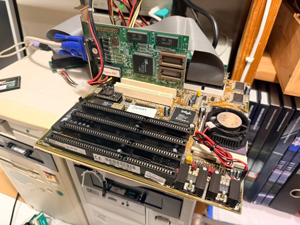Biostar MB-8500TVX-A (Socket 7) — Pentium 166 + 64MB getest, Computers en Software, Vintage Computers, Ophalen of Verzenden