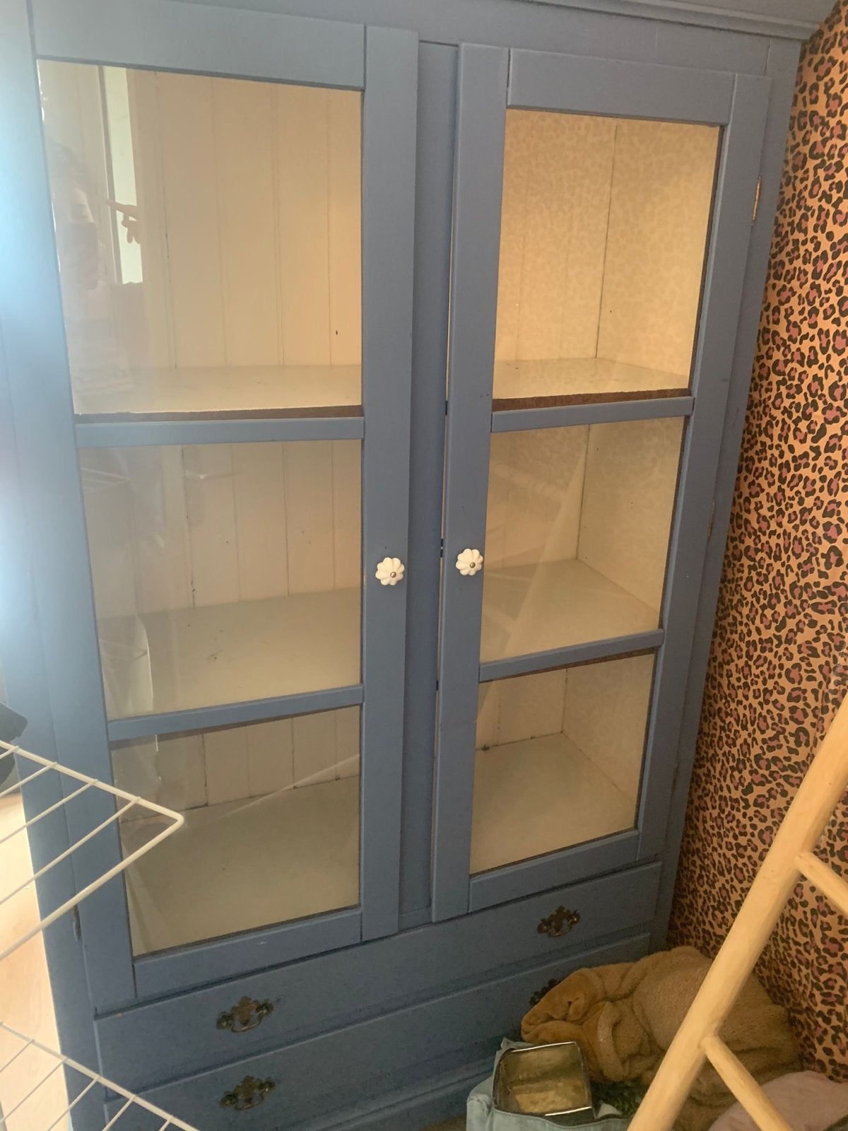 Vintage blauwe vitrinekast met glazen deuren, Huis en Inrichting, Kasten | Overige, Ophalen, Gebruikt