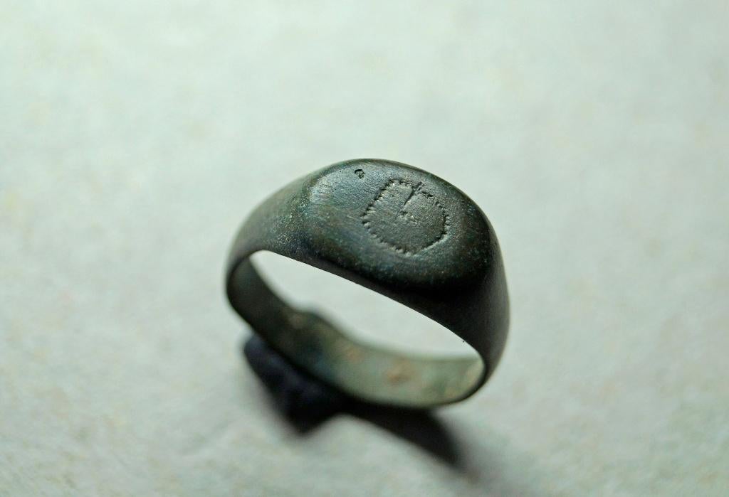 Ring - Romeins - Bodemvondst - G, Sieraden, Tassen en Uiterlijk, Antieke sieraden, Ring, Brons, Ophalen of Verzenden