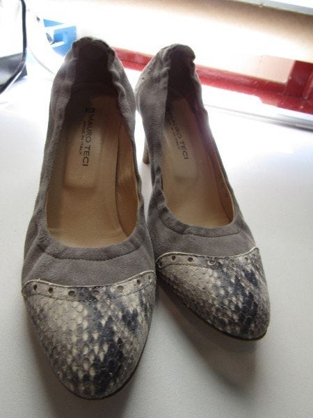 F1479 MAURO TECI mt 39 pumps grijs suède leder slangenleer, Mauro Teci, Pumps, Verzenden, Zo goed als nieuw