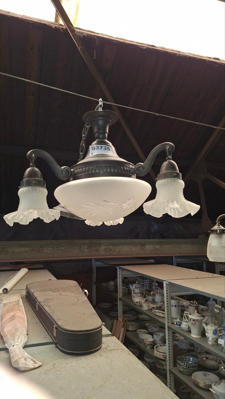 Antieke hanglamp met 3 armen en glazen kappen, Ophalen of Verzenden
