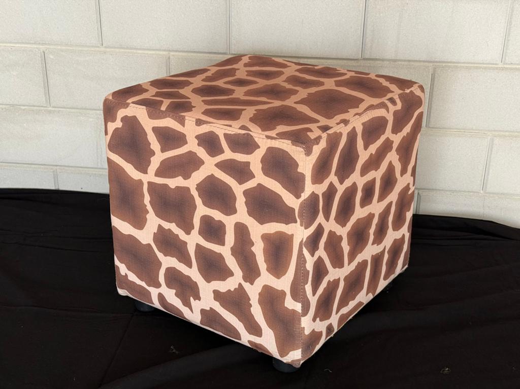 Giraffe print poef / hocker 40x40x44cm, Huis en Inrichting, Banken | Voetenbanken en Poefen, Ophalen, Minder dan 50 cm, Vierkant