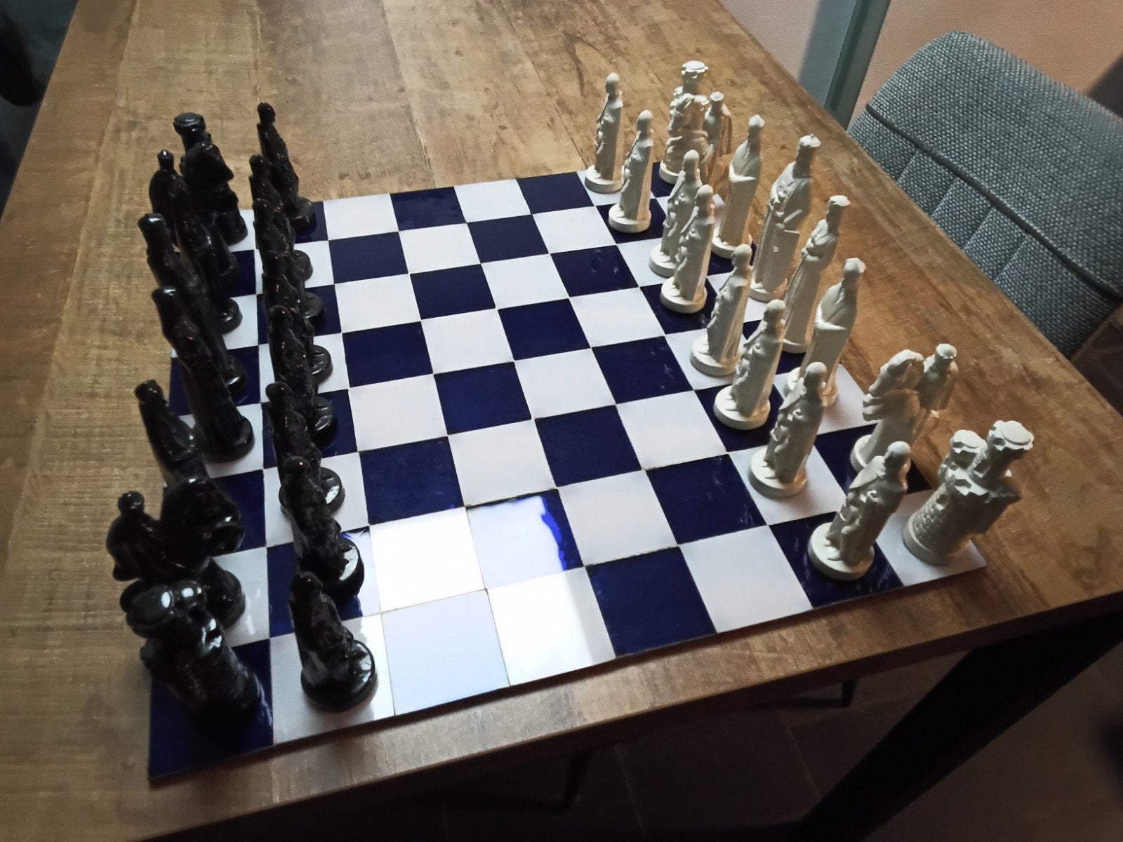Groot glazen schaakbord met gipsen schaakstukken, Een of twee spelers, Ophalen, Gebruikt