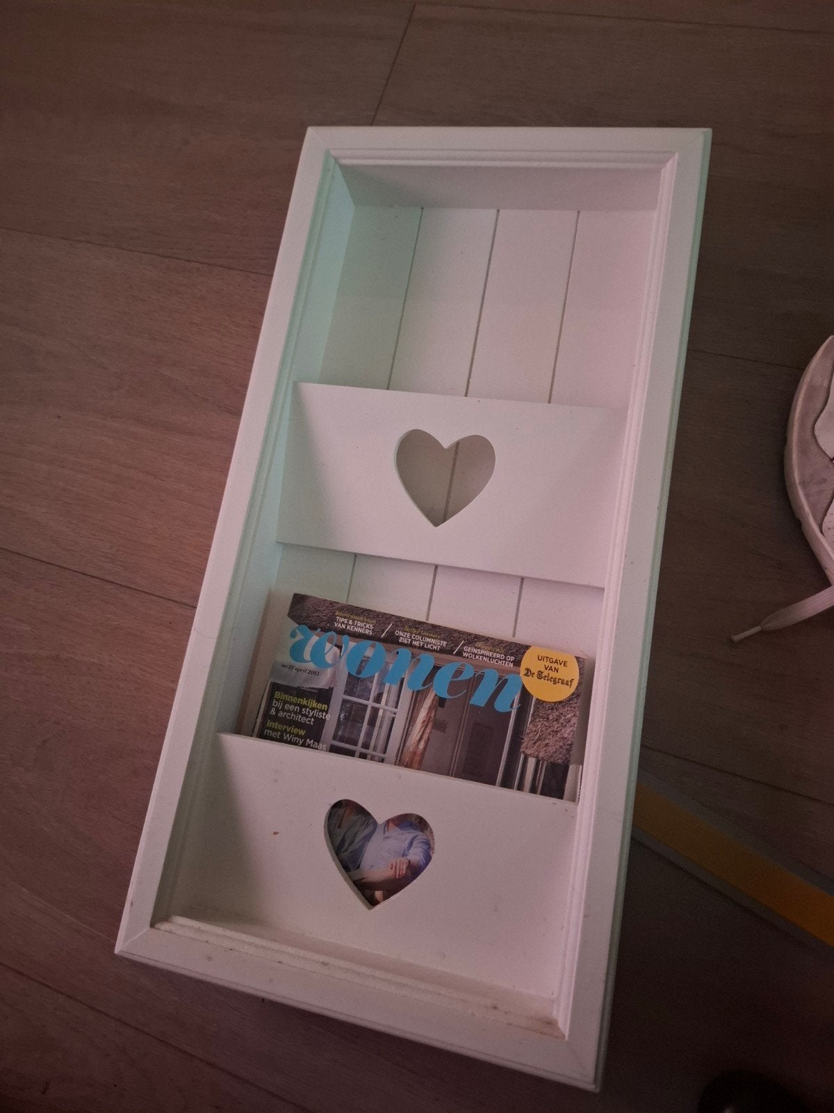 Witte houten wandhouder met hartjes voor tijdschriften, Ophalen