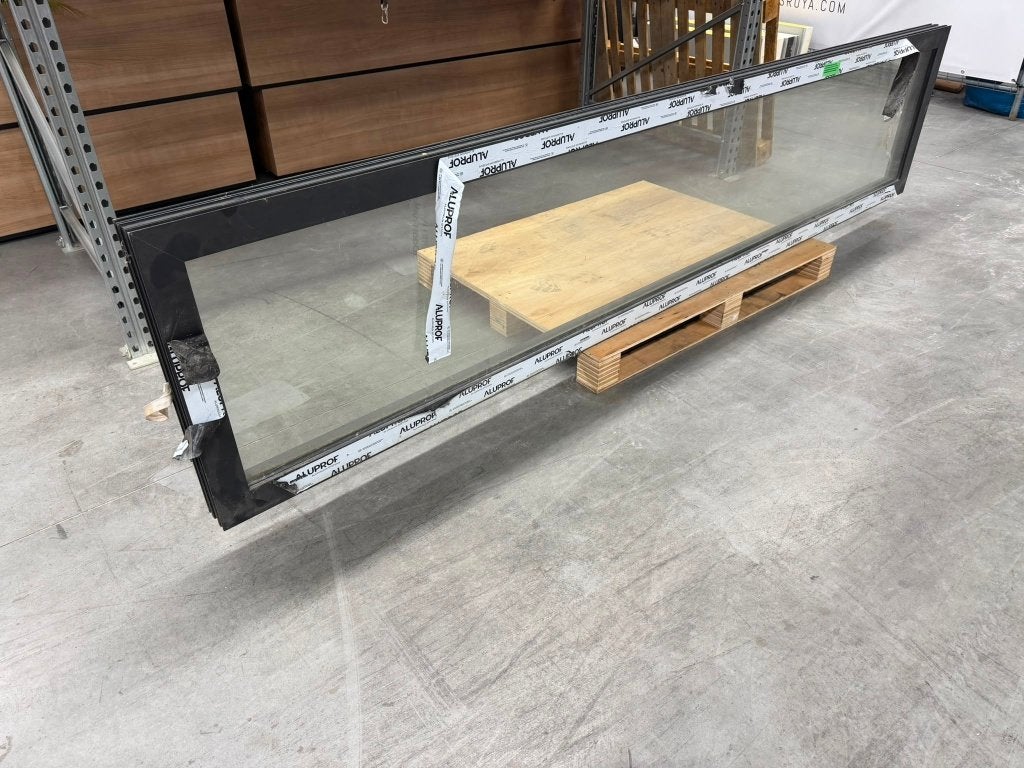 Nieuw antraciet aluminium kozijn met isolatieglas, Ophalen, Minder dan 75 cm, Inclusief glas, Raamkozijn