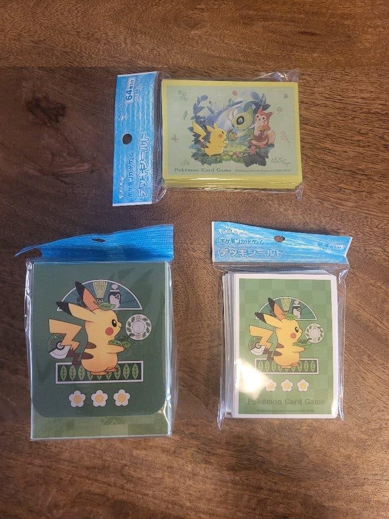 Pokecenter Japan Pikachu set, Ophalen of Verzenden, Nieuw, Sleeves of Kaarthoesjes