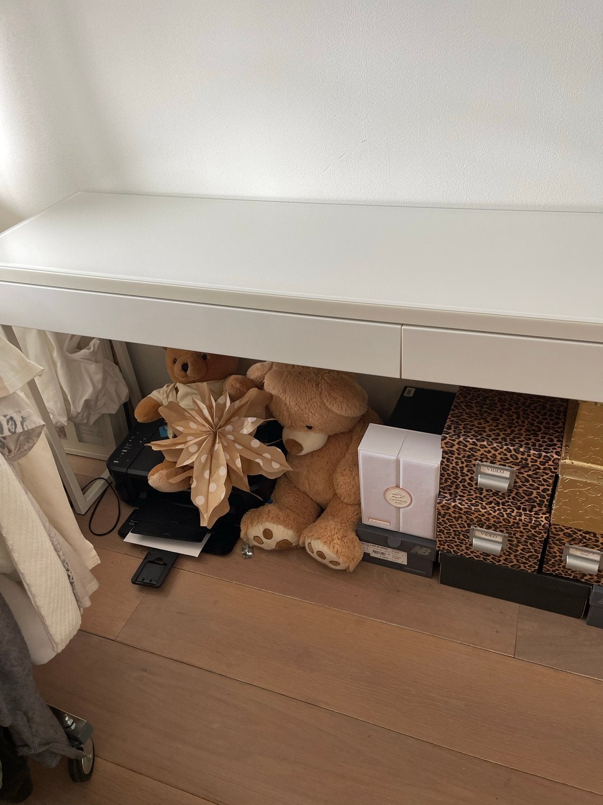 Foto 7 van IKEA Besta  halftafel/bureau 180cm met melkwitte glasplaat
