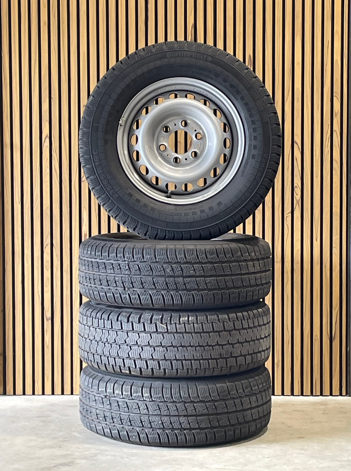 16 inch Mercedes Sprinter 4 seasons Continental en Sunny, Ophalen, 16 inch, Banden en Velgen, 235 mm