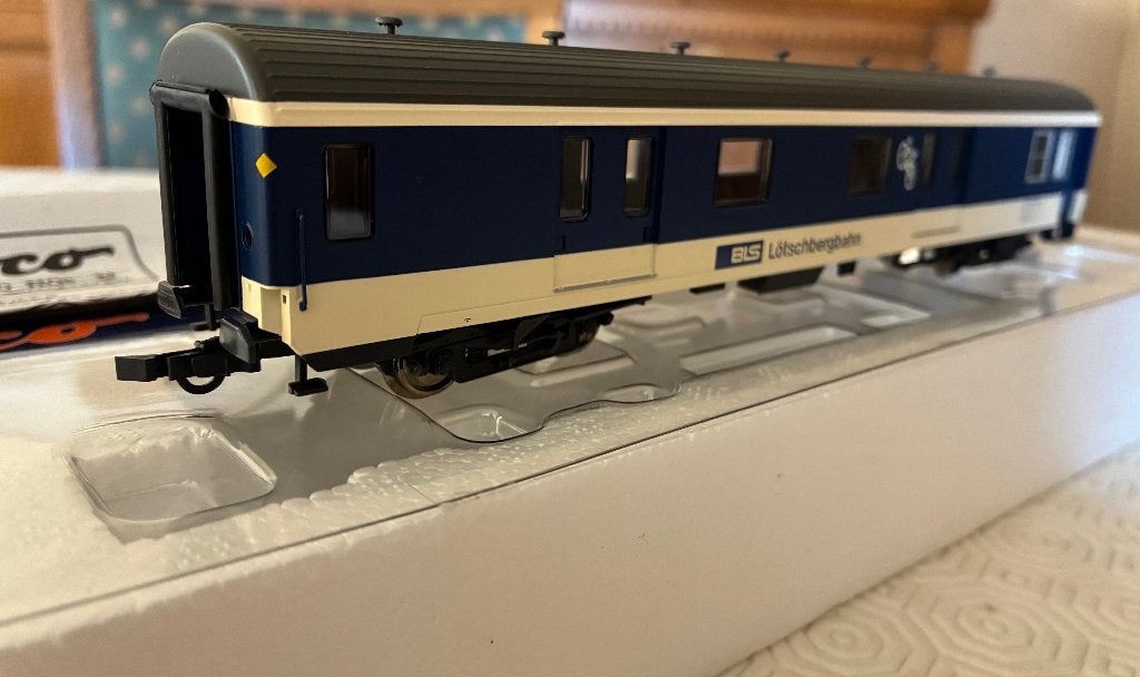 ROCO 45592 BLS pakwagen met fietslogo, Gebruikt, Gelijkstroom, Wagon, Ophalen of Verzenden