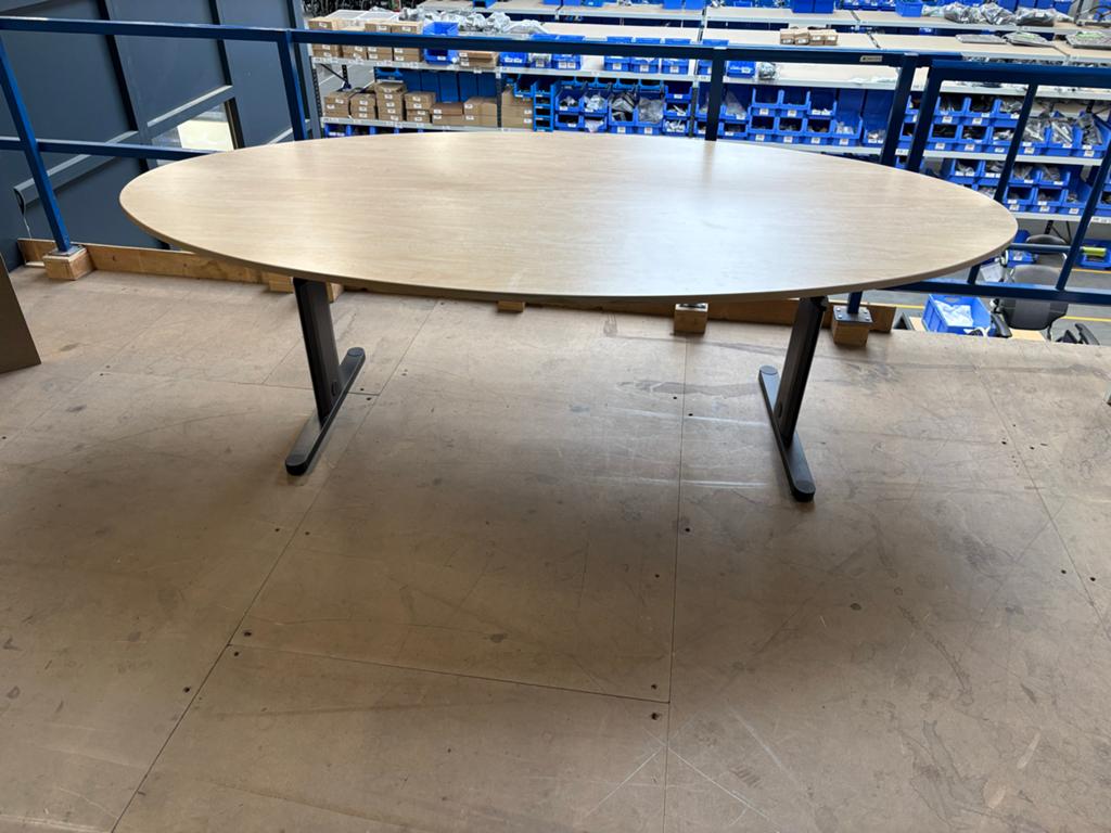 Ovale eettafel met metalen onderstel, Ophalen, Gebruikt, 100 tot 150 cm, 150 tot 200 cm
