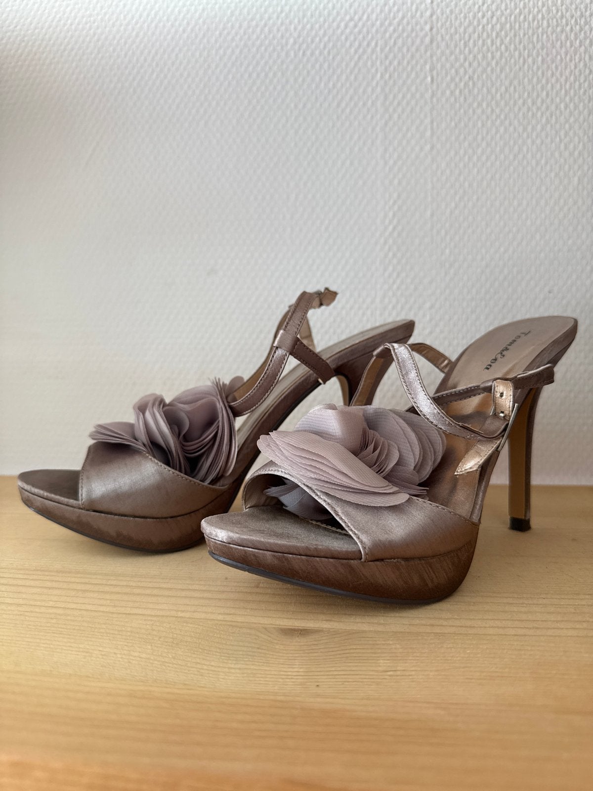 Elegante hakken bloemdetail - Maat 38, Kleding | Dames, Ophalen of Verzenden, Gedragen, Pumps