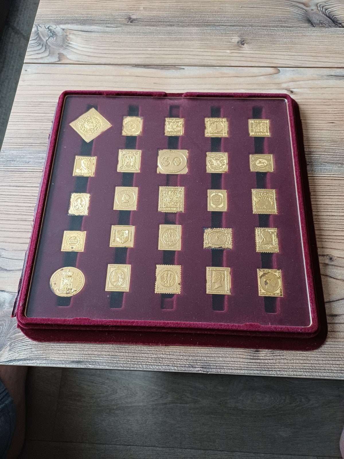 Verzameling vergulde gouden postzegels in luxe cassette, Ophalen of Verzenden, Overige typen
