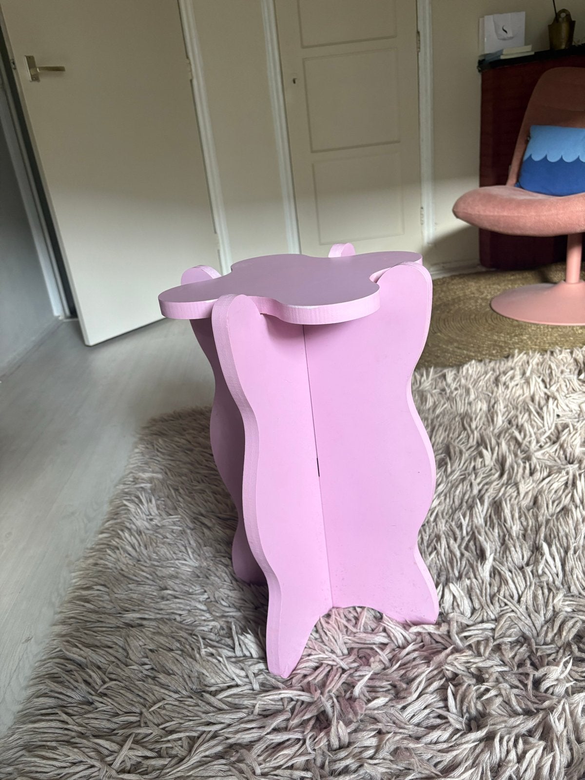 Eclectische Roze Bijzettafel Hout - Uniek Design, Huis en Inrichting, Tafels | Bijzettafels, Ophalen, Minder dan 45 cm, Minder dan 55 cm
