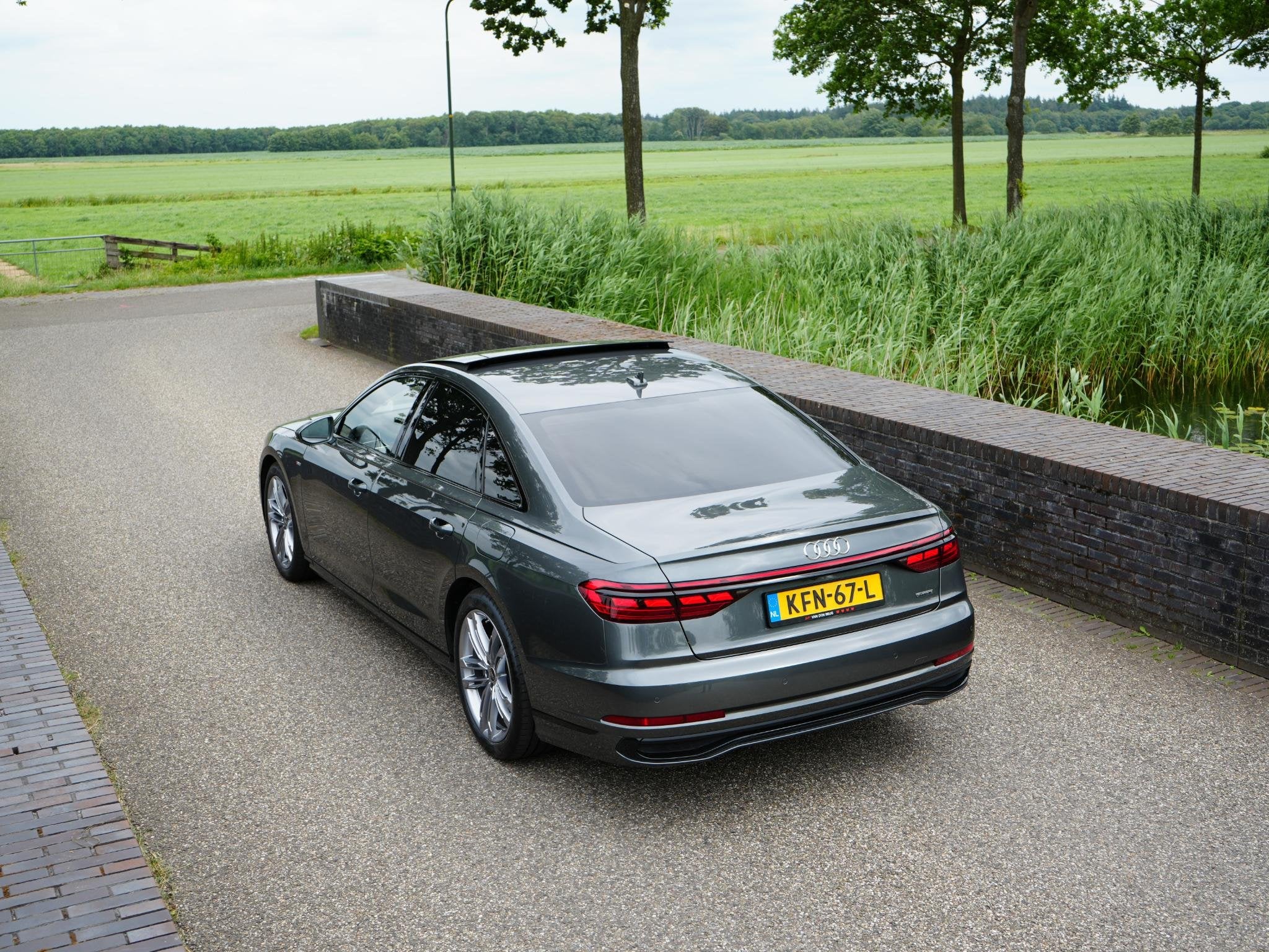 Foto 54 van Audi A8 S-Line 60 TFSI e 462 PK QUATTRO | Vierwielbesturing