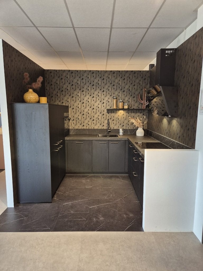 Complete U-keuken te koop uit de showroom, Ophalen, U-keuken, Zwart, Graniet of Steen