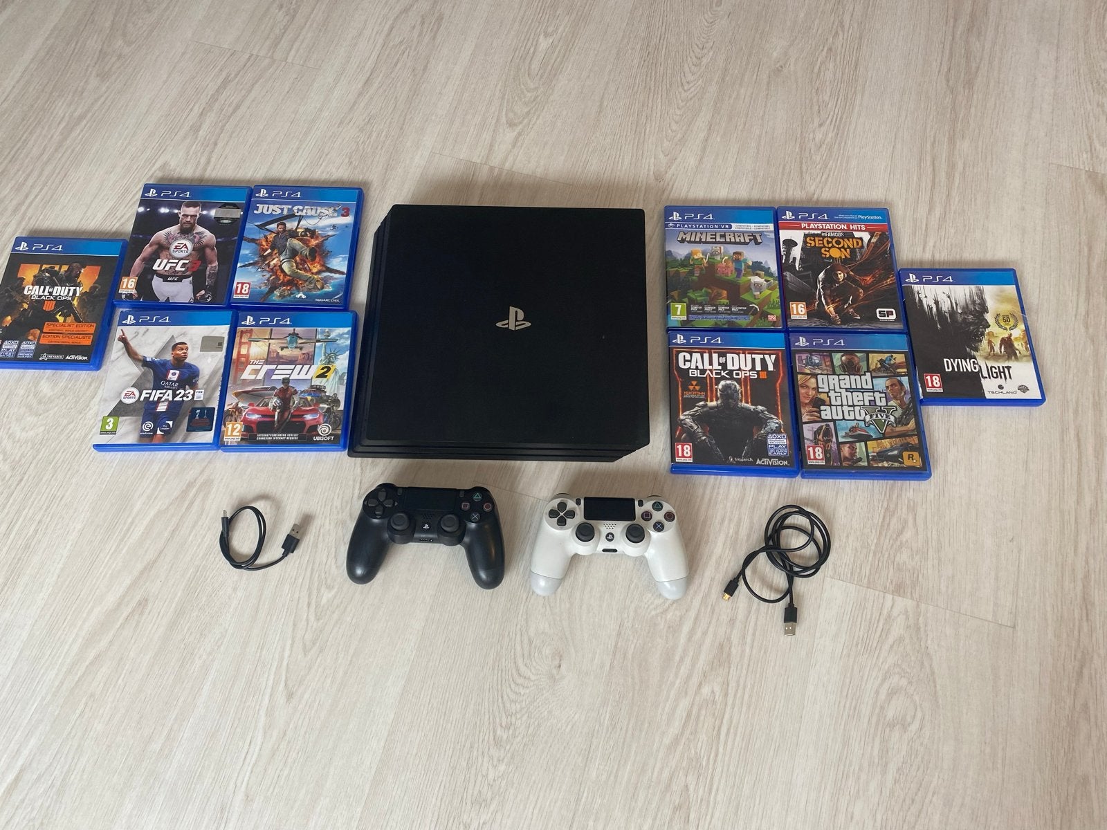 PlayStation 4 pro met 2 controllers en 10 games, Spelcomputers en Games, Spelcomputers | Sony PlayStation 4, Met 2 controllers