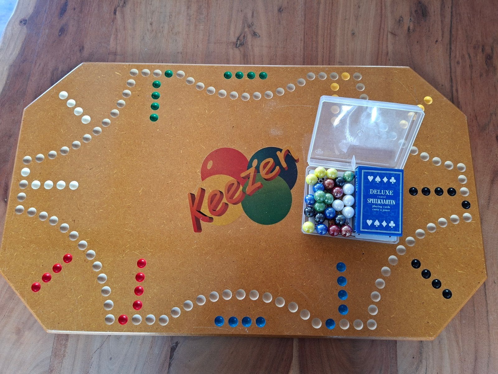 Houten keezenbord keezbord spel met knikkers dubbelzijdig, Hobby en Vrije tijd, Vijf spelers of meer, Ophalen, Zo goed als nieuw