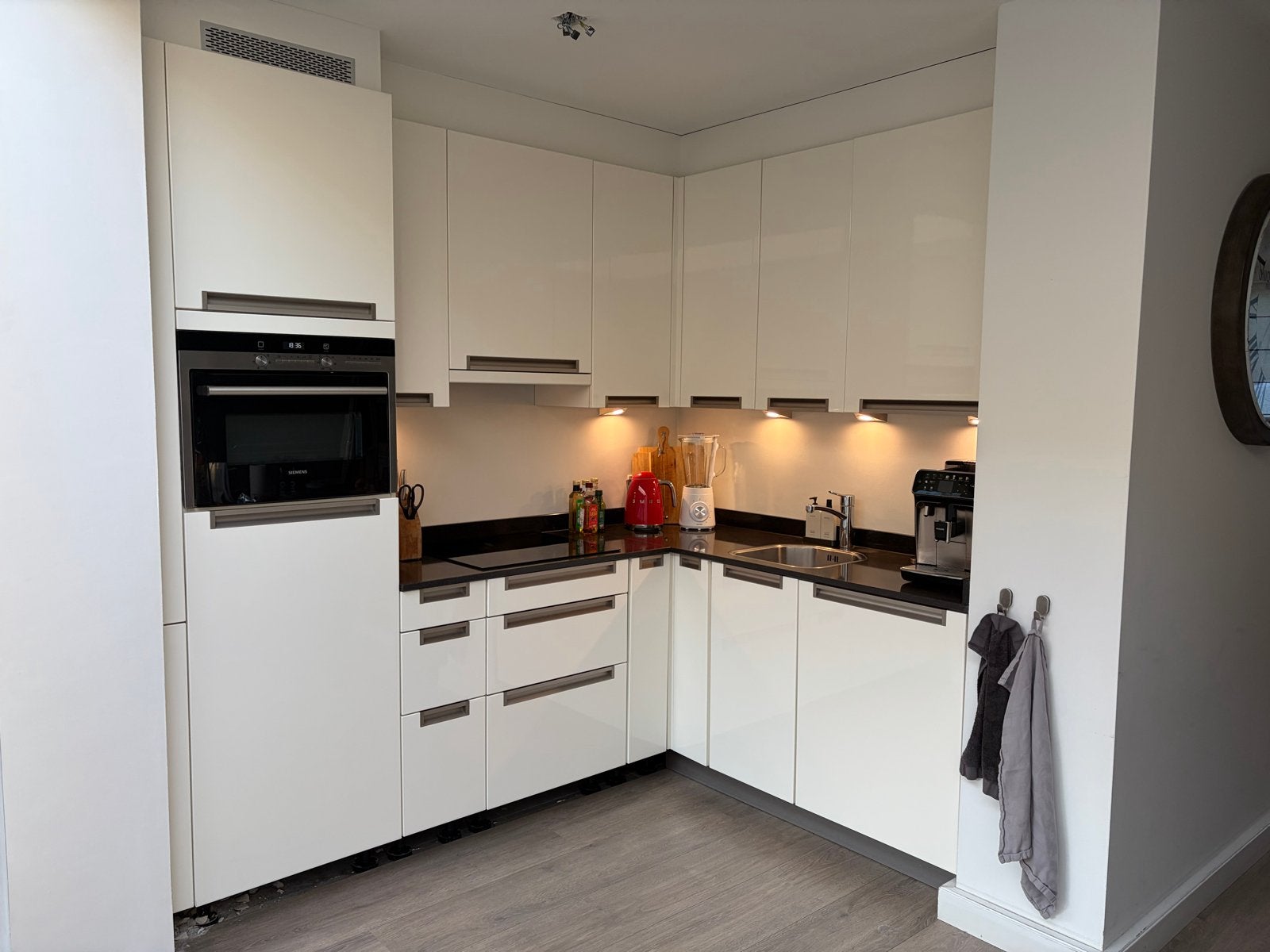 Moderne hoekkeuken met Siemens apparatuur, Ophalen, Gebruikt, Wit, Hoekkeuken