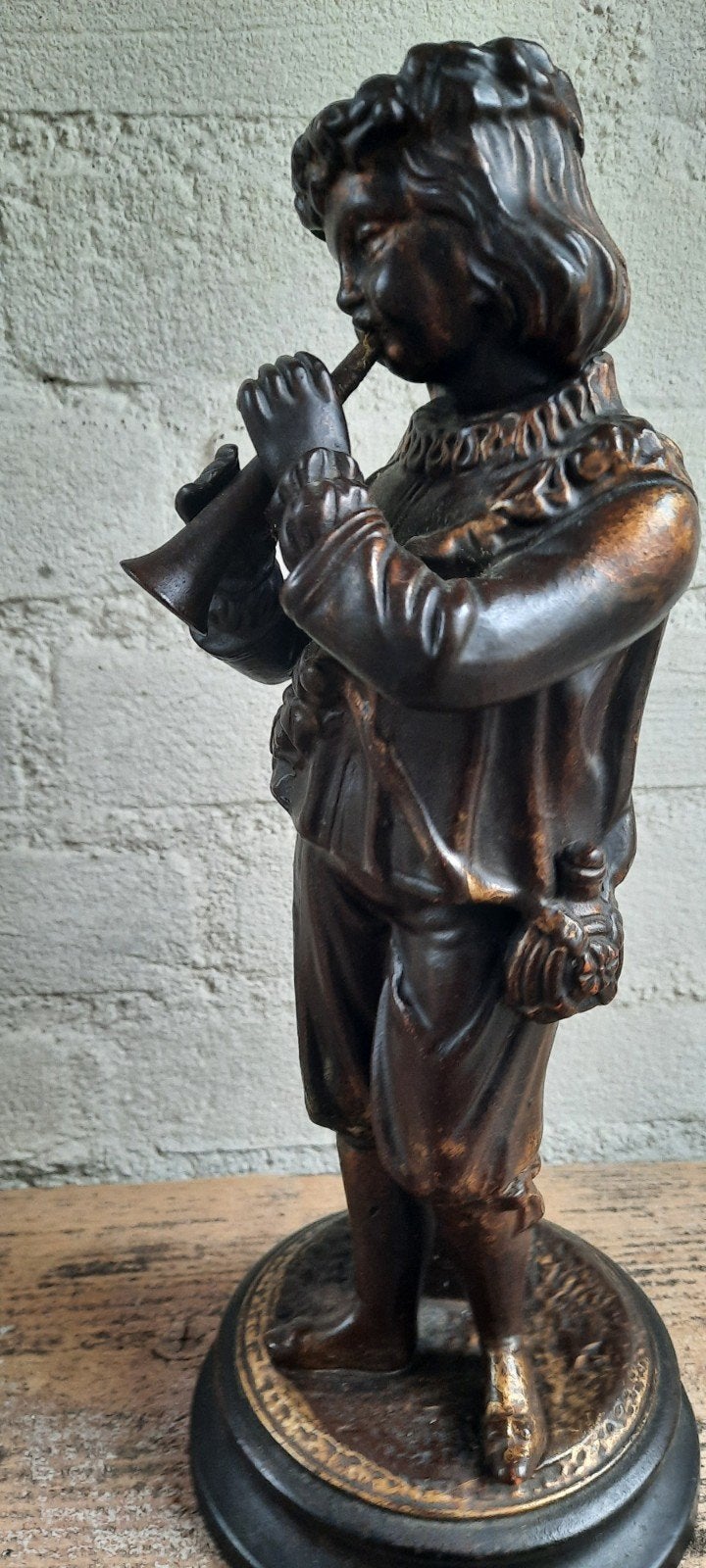Antiek stenen verbronst beeld van jongen met fluit, Antiek en Kunst, Ophalen of Verzenden, Gepatineerd, 20 - 50 cm, Beeld