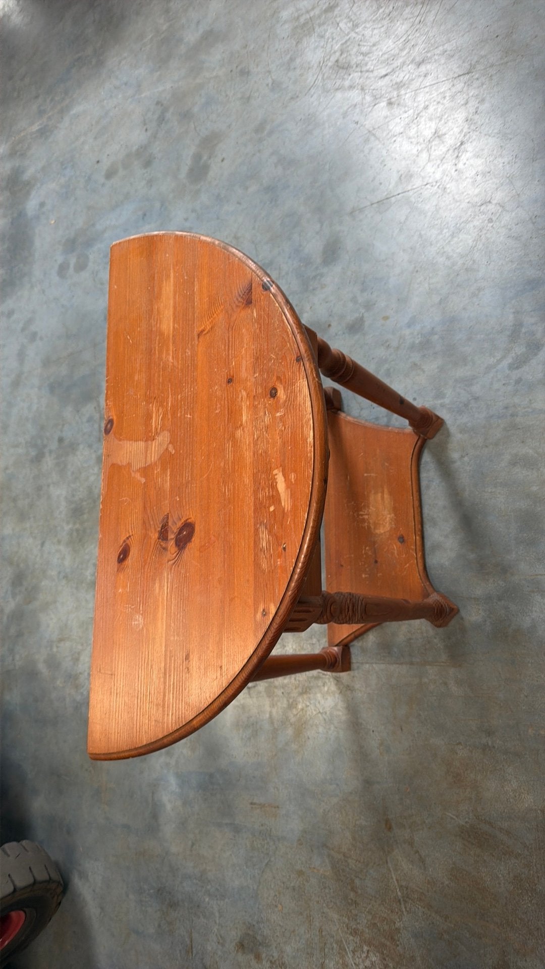 Halfronde grenen sidetable met lade, Antiek en Kunst, Antiek | Meubels | Tafels, Ophalen