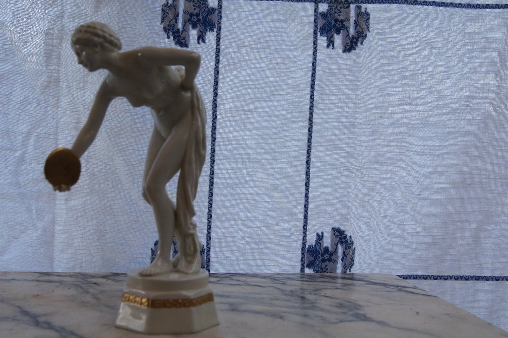 Vrouw met discus ( Porselein, Antiek en Kunst, Ophalen of Verzenden