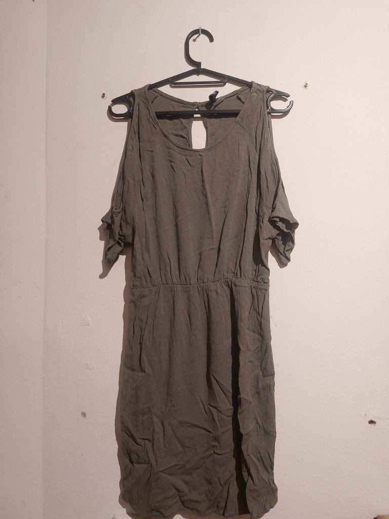 22	Divided H&M khaki jurk met open schouders	40, Divided H&M, Maat 42/44 (L), Ophalen of Verzenden, Zo goed als nieuw