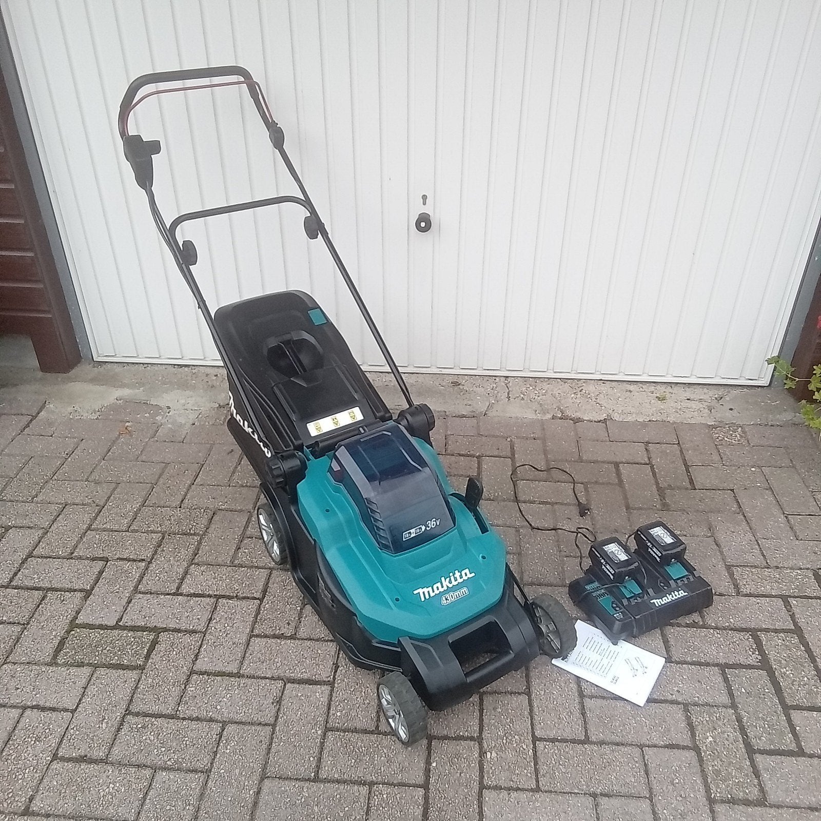 makita accu grasmaaier Met lader en 2 accu's, Tuin en Terras, Ophalen, Cirkelmaaier, Gebruikt, Accu-grasmaaier