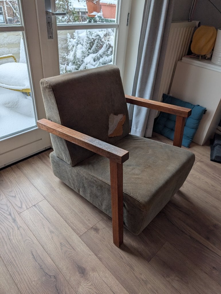 Nubuck lederen fauteuil met mooi houten frame (beschadigd), Ophalen, Gebruikt, 75 tot 100 cm, Leer