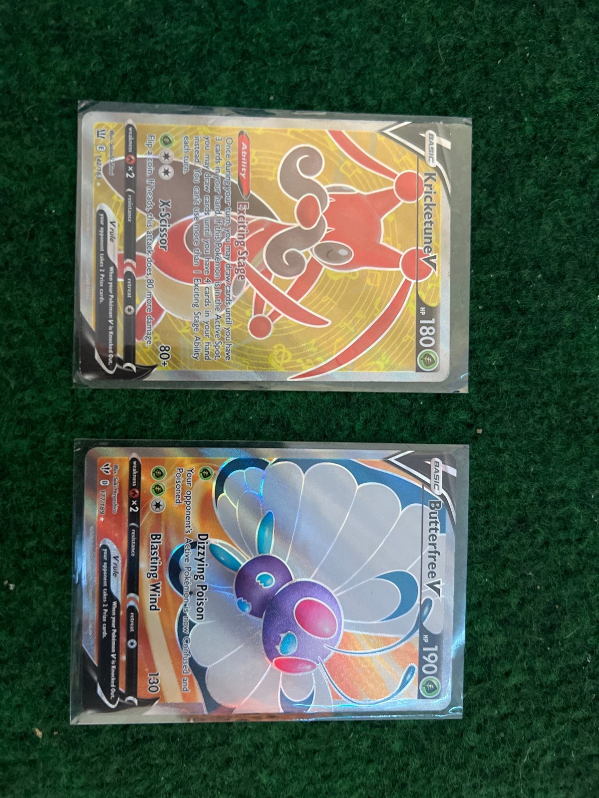 Pokémon V Kaarten: Kricketune V & Butterfree V, Ophalen of Verzenden, Zo goed als nieuw, Meerdere kaarten, Foil