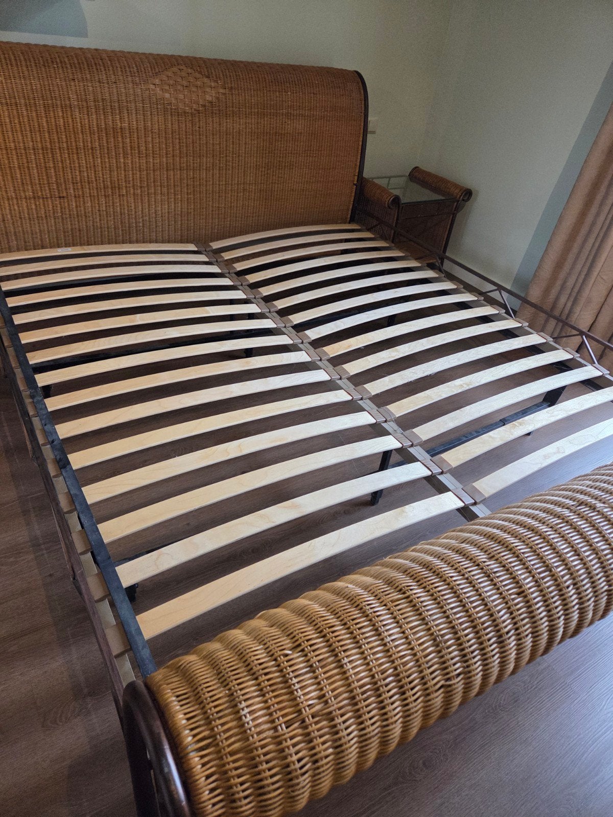 Tweepersoons rotan bed met 2 lattenbodems en nachtkastjes, Huis en Inrichting, Slaapkamer | Bedden, Ophalen, Gebruikt, Overige kleuren