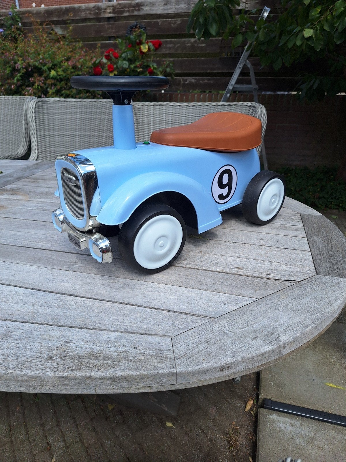 Blauwe retro loopauto voor kinderen, Kinderen en Baby's, Speelgoed | Buiten | Voertuigen en Loopfietsen, Gebruikt, Loopvoertuig
