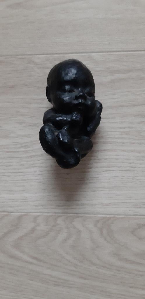 Beeldje van een slapende baby in foetus houding, Ophalen of Verzenden, Zo goed als nieuw, Kraamcadeau