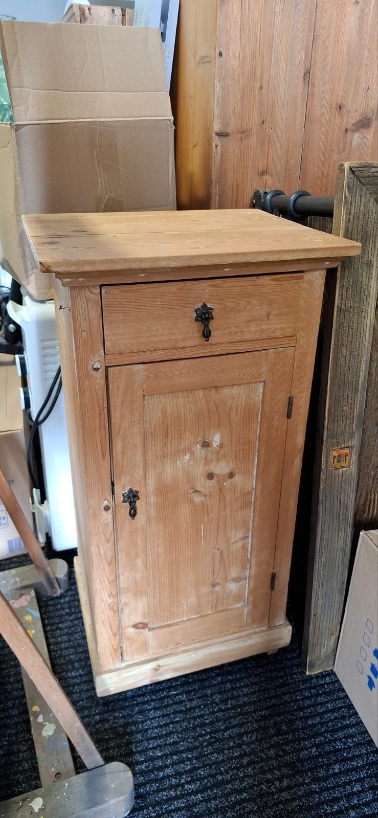 Frans grenen nachtkastje. 80 cm, Ophalen