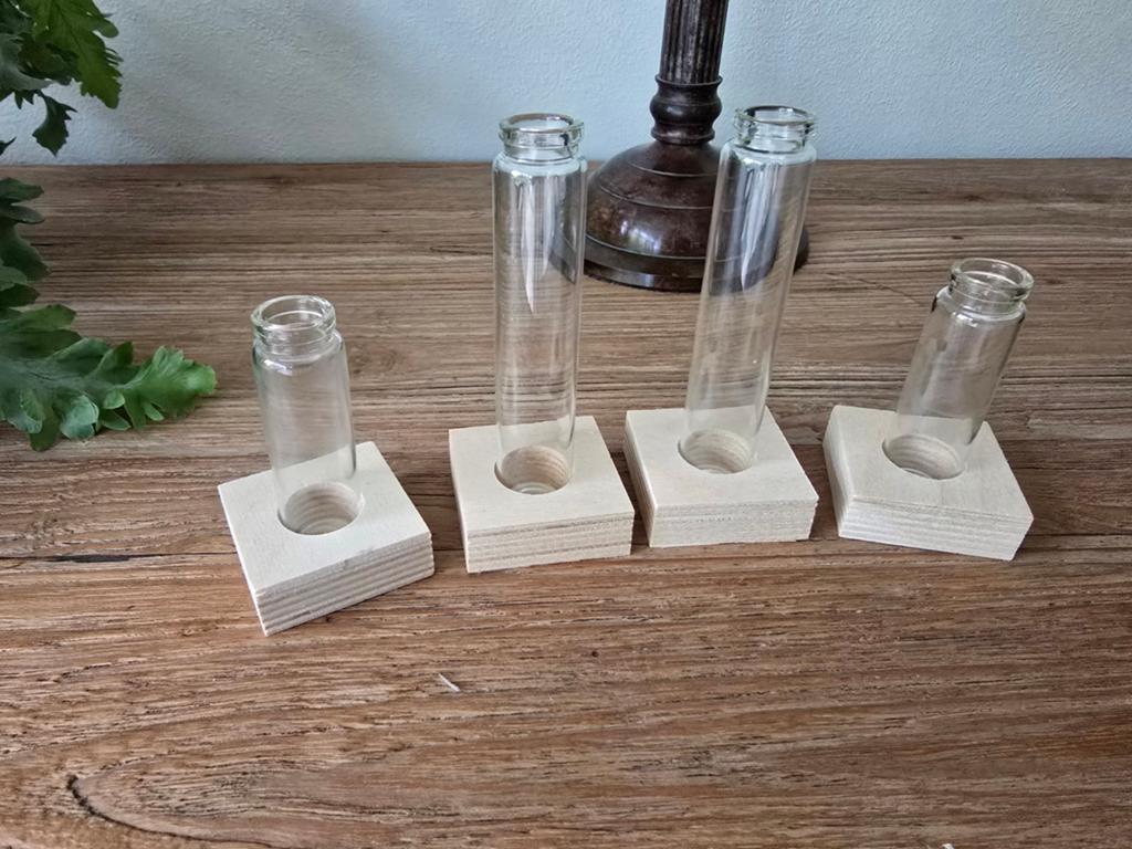 4 glazen vaasjes met houten standaard - 8 cm en 12 cm, Ophalen of Verzenden