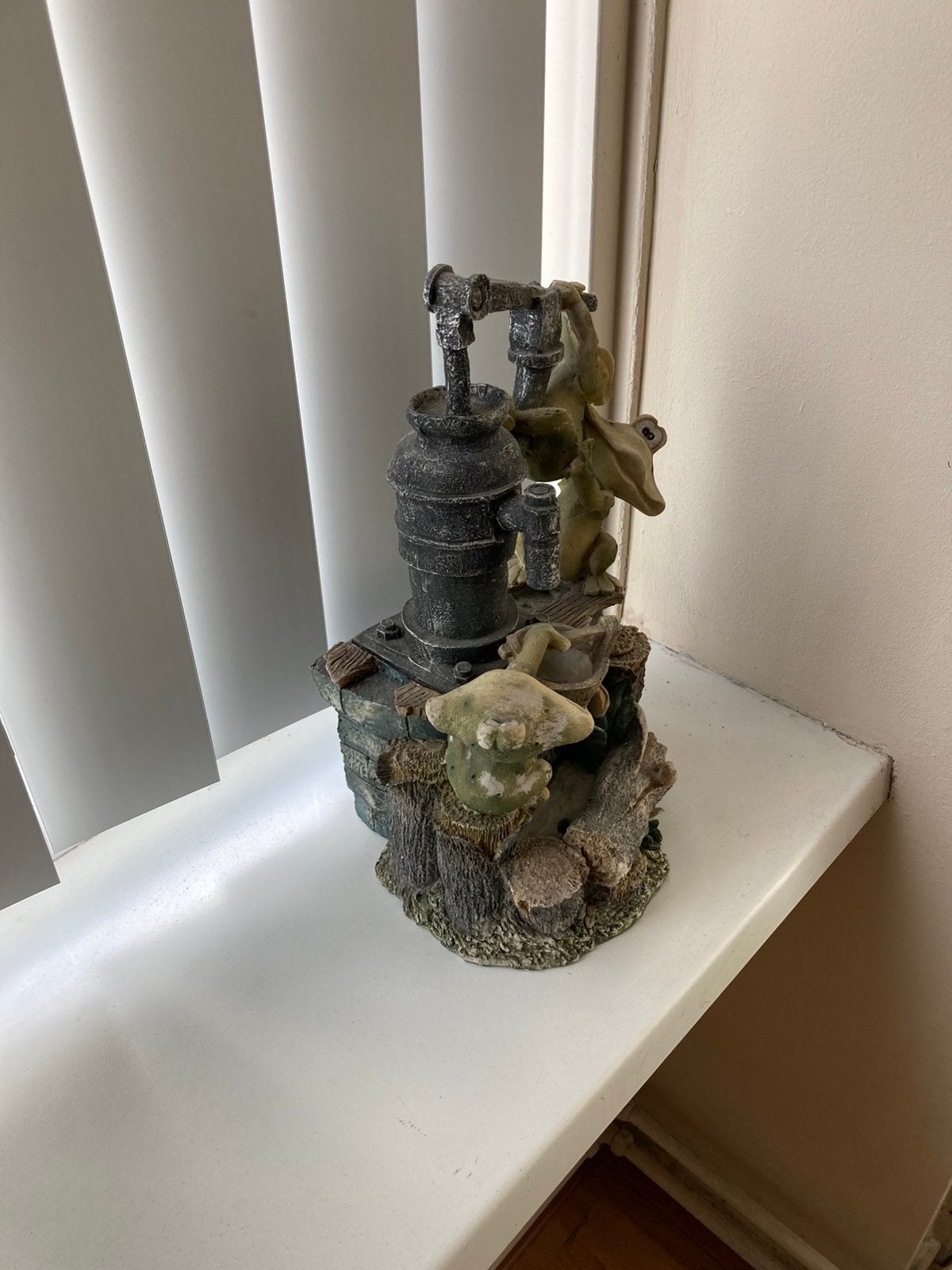 Nieuwe kikker waterornament / tuinbeeld (polyresin), Ophalen of Verzenden, Zo goed als nieuw, Waterornament