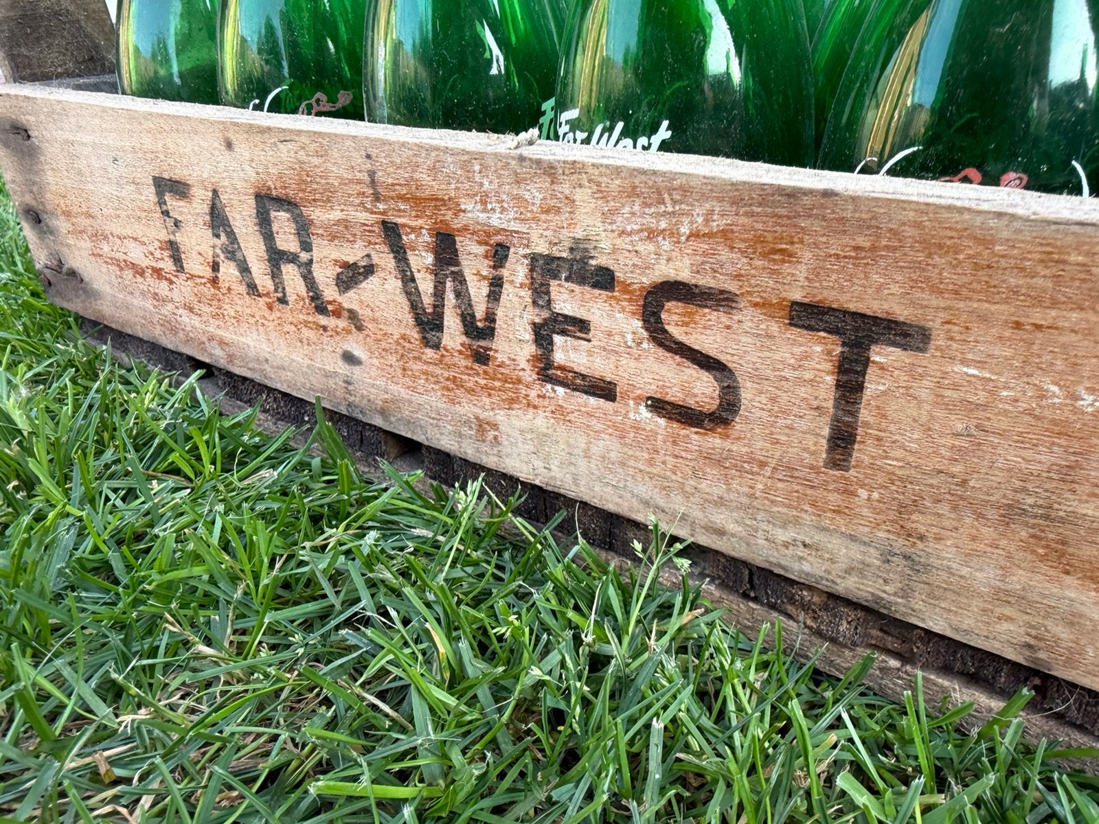 9 vintage Far-West frisdrankkratten met flessen – brocant, Ophalen of Verzenden