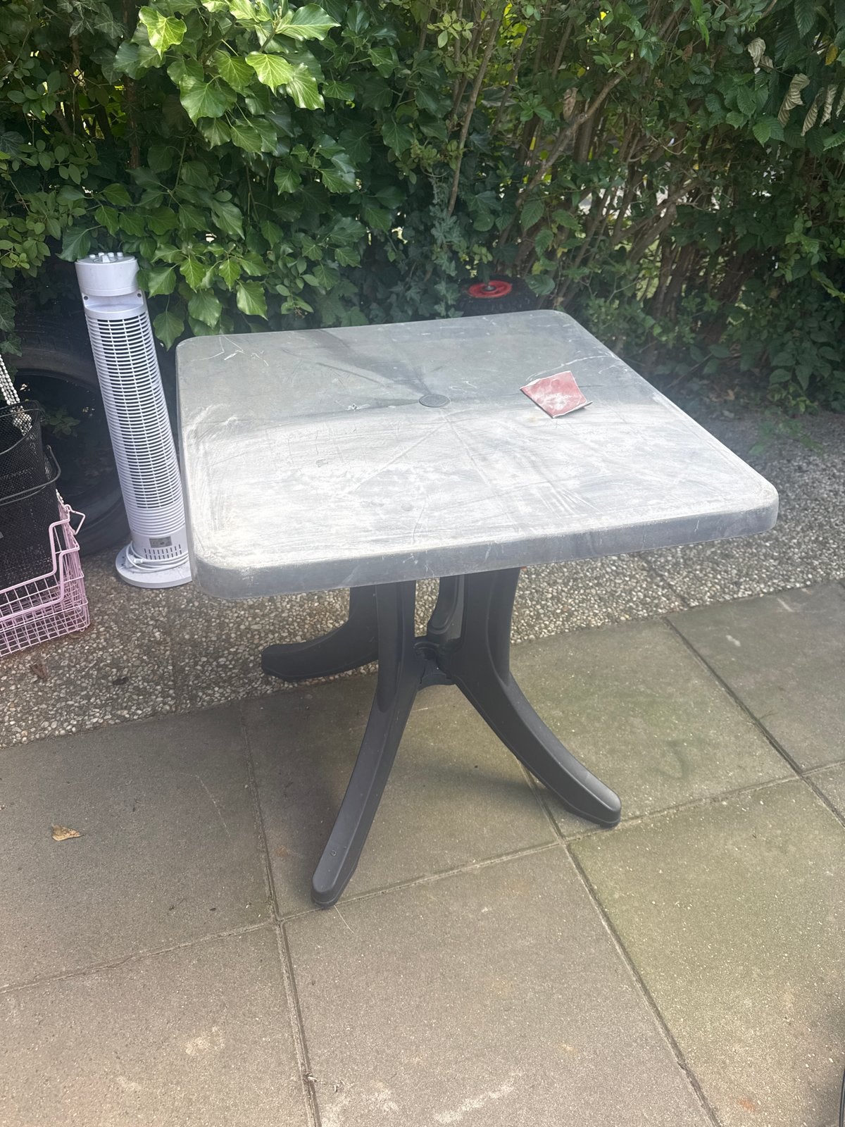 Gratis af te halen: Kleine tuintafel, Tuin en Terras, Tuintafels, Ophalen, Gebruikt, Vierkant, Kunststof
