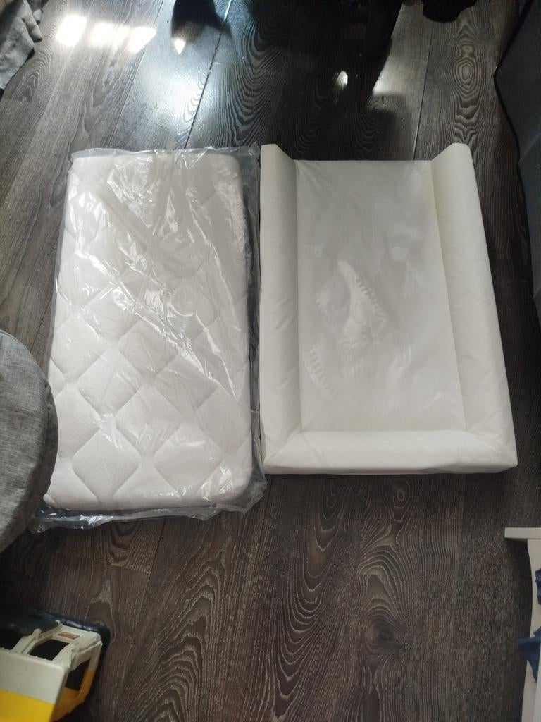 Brand new mattress with  changing mattress  size 80L 40 widt, Ophalen of Verzenden, Nieuw, Wieg