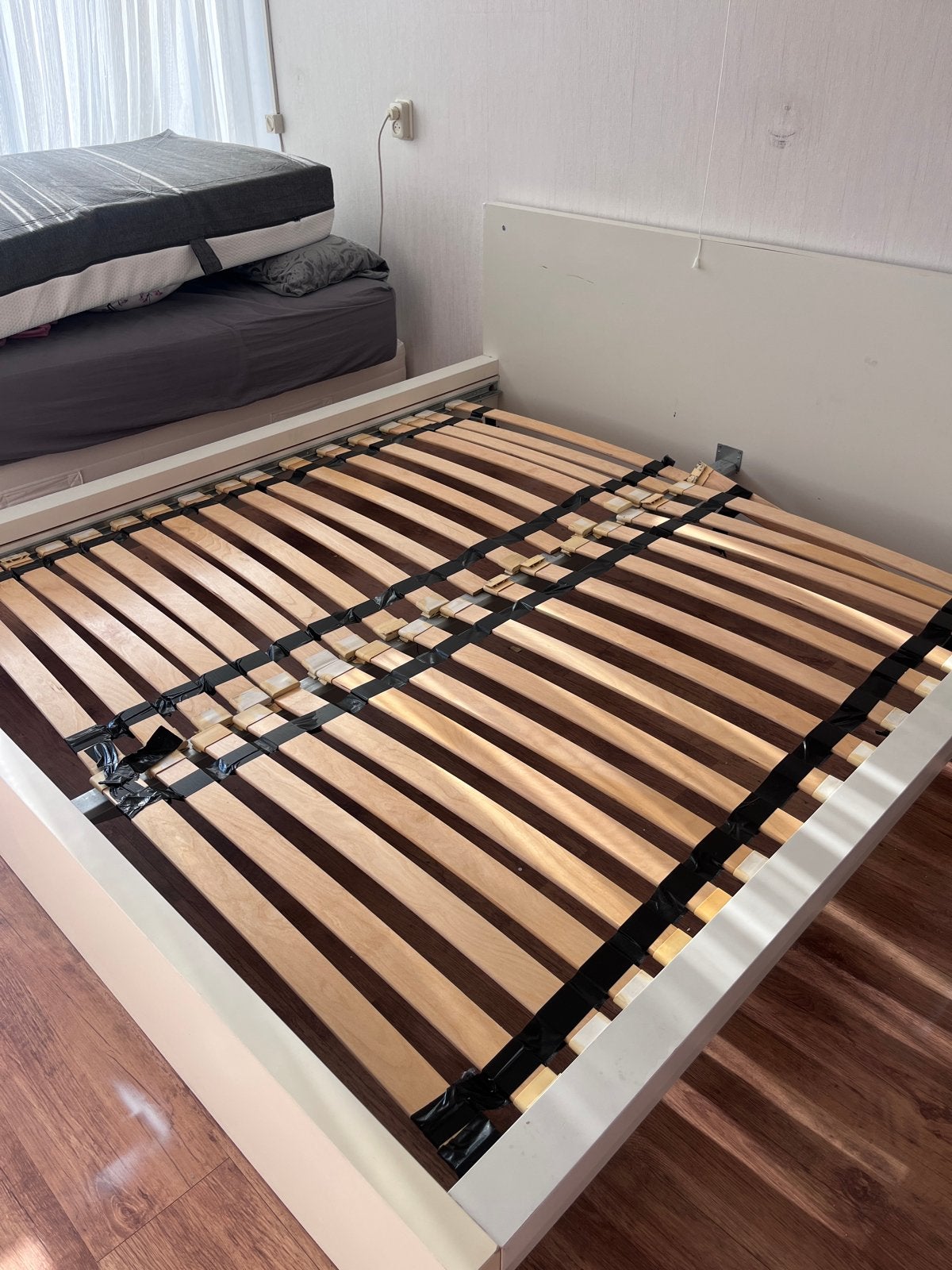 Bed met matrass topper 180*200 en salontafel, Gebruikt, Wit, Tweepersoons, 200 cm