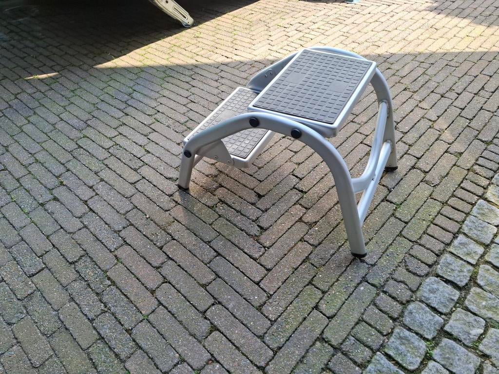 Handige 2-tredige trap voor caravan, Ophalen