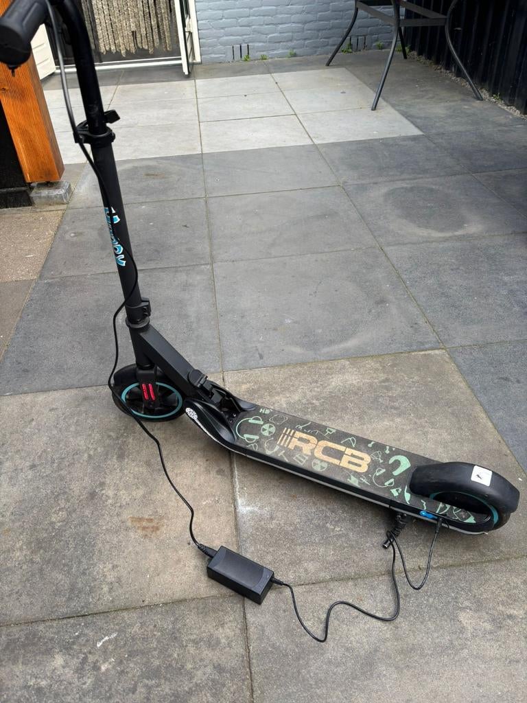Electrische kinderstep, Fietsen en Brommers, Steps, Ophalen of Verzenden, Zo goed als nieuw, Elektrische step (E-scooter)