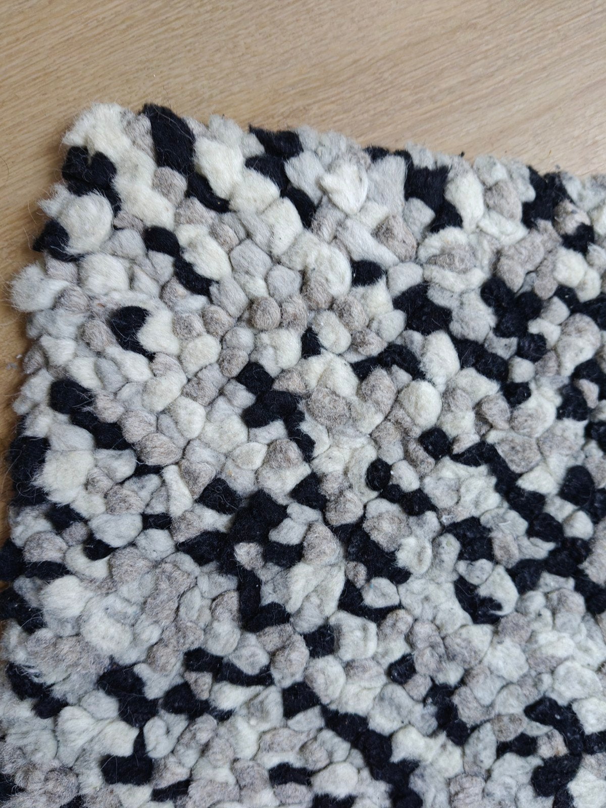 Handgemaakte vloerkleed met bobbelstructuur, Zwart, Gebruikt, 100 tot 150 cm, Modern, Scandinavisch