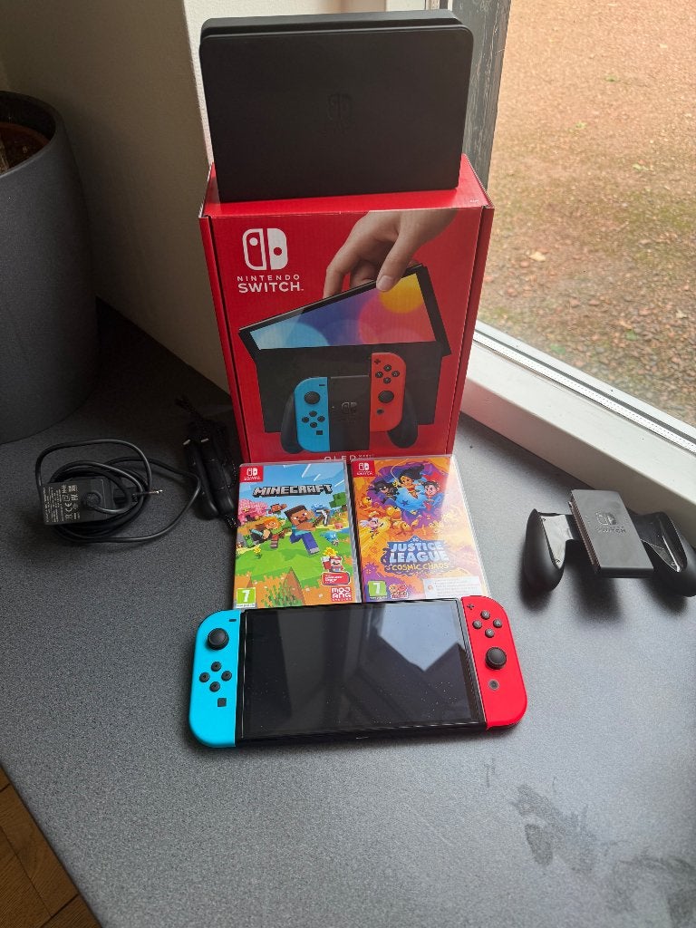 Nintendo Switch OLED met 2 spellen, 1 speler, Zo goed als nieuw, Eén computer, Vanaf 7 jaar