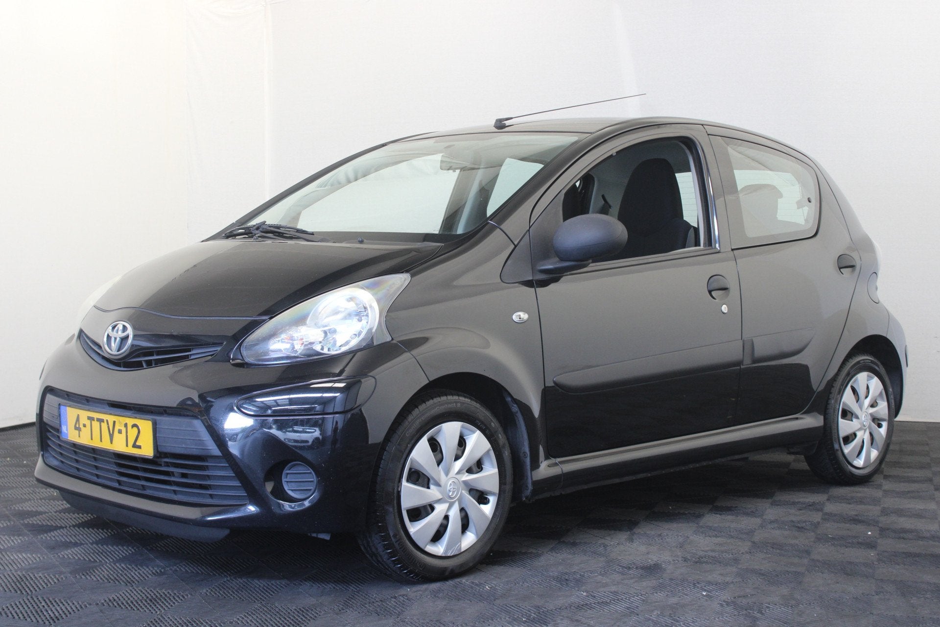 Toyota Aygo 1.0 VVT-i Now (bj 2014), Auto's, Voorwielaandrijving, Euro 5, Stof, Gebruikt