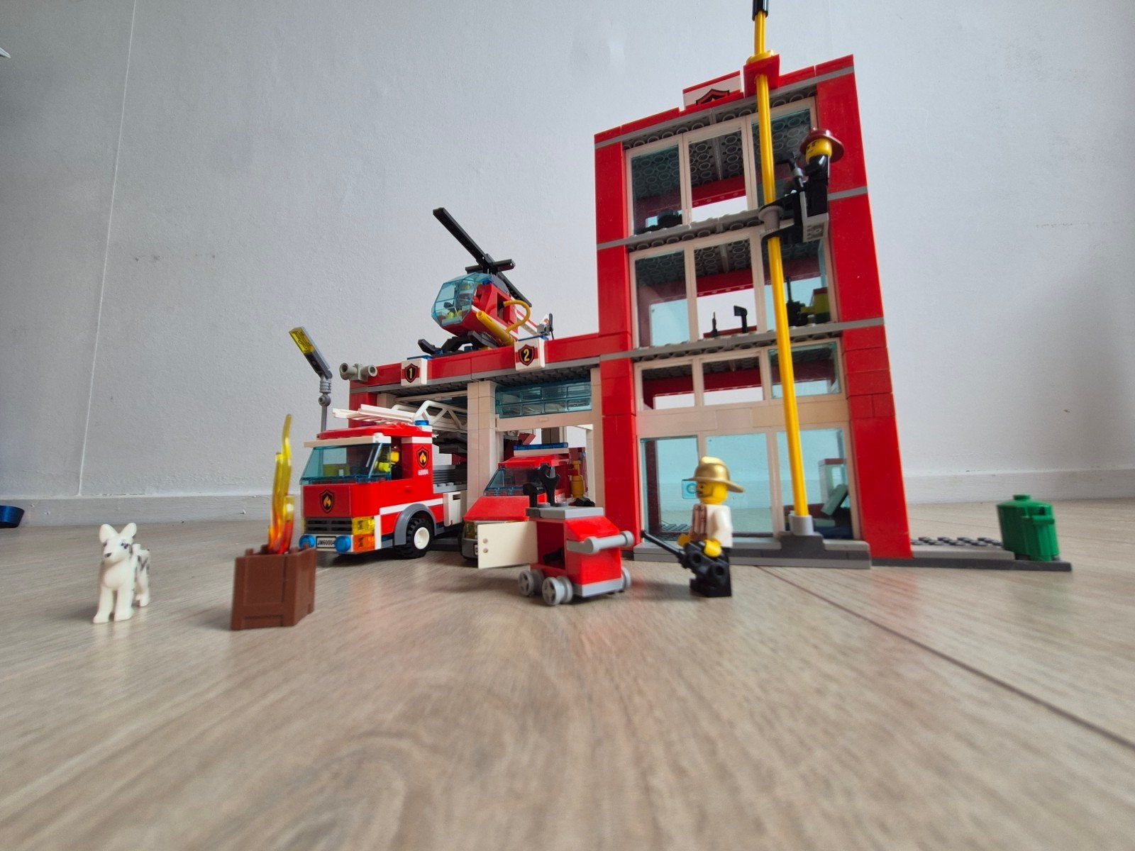 LEGO City Brandweerkazerne 60004 (incl. boekjes), Kinderen en Baby's, Speelgoed | Duplo en Lego, Lego, Ophalen of Verzenden, Inclusief minifiguren
