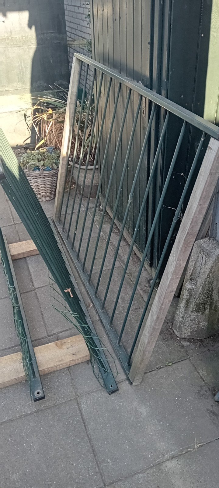 Diverse ijzeren hekken en poort - groen en zwart, Ophalen, IJzer, Sierhekwerk