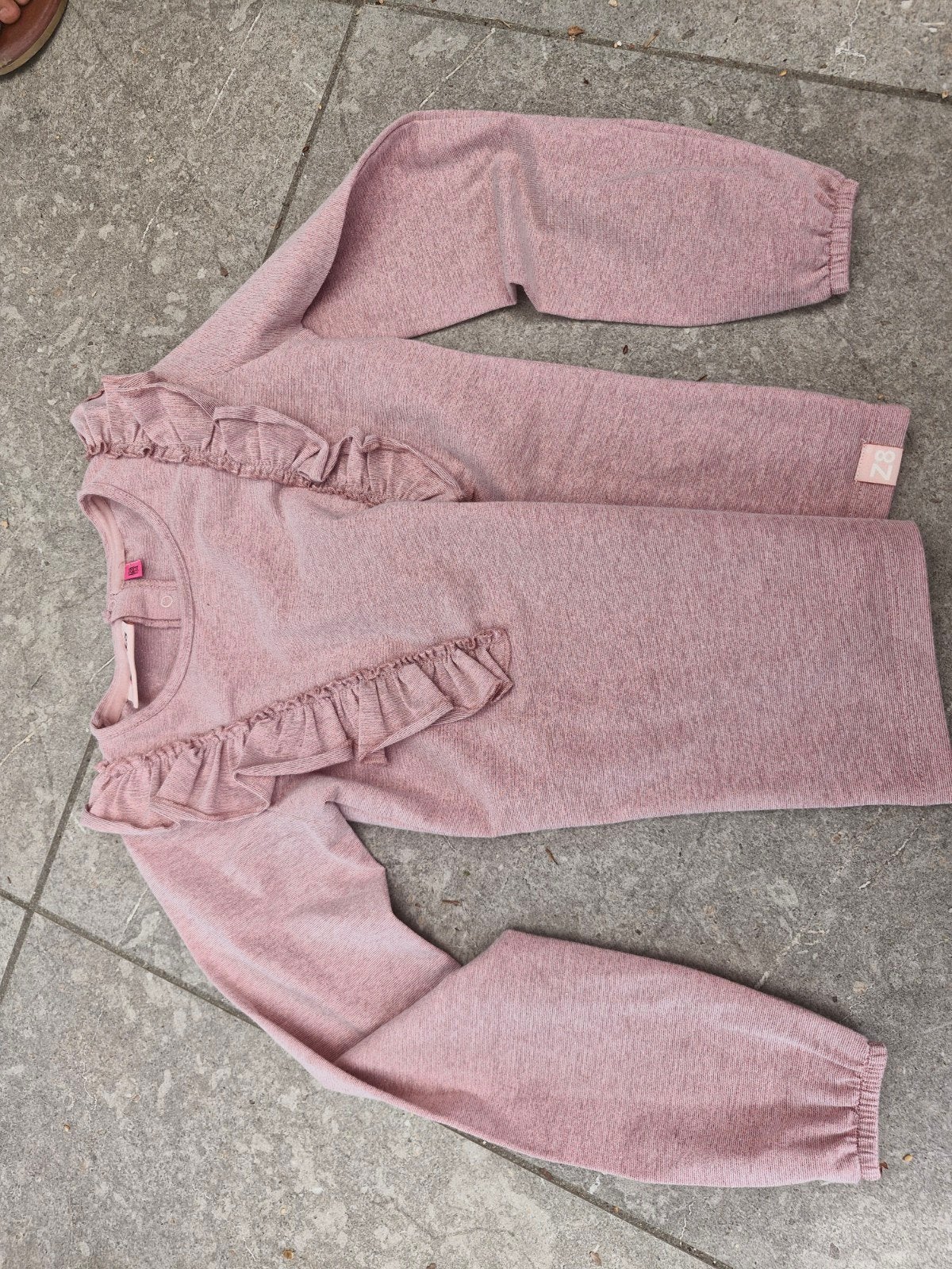 Roze longsleeve met ruches z8 - maat 128/134, Kinderen en Baby's, Kinderkleding | Maat 134, Gebruikt, Meisje, Ophalen of Verzenden