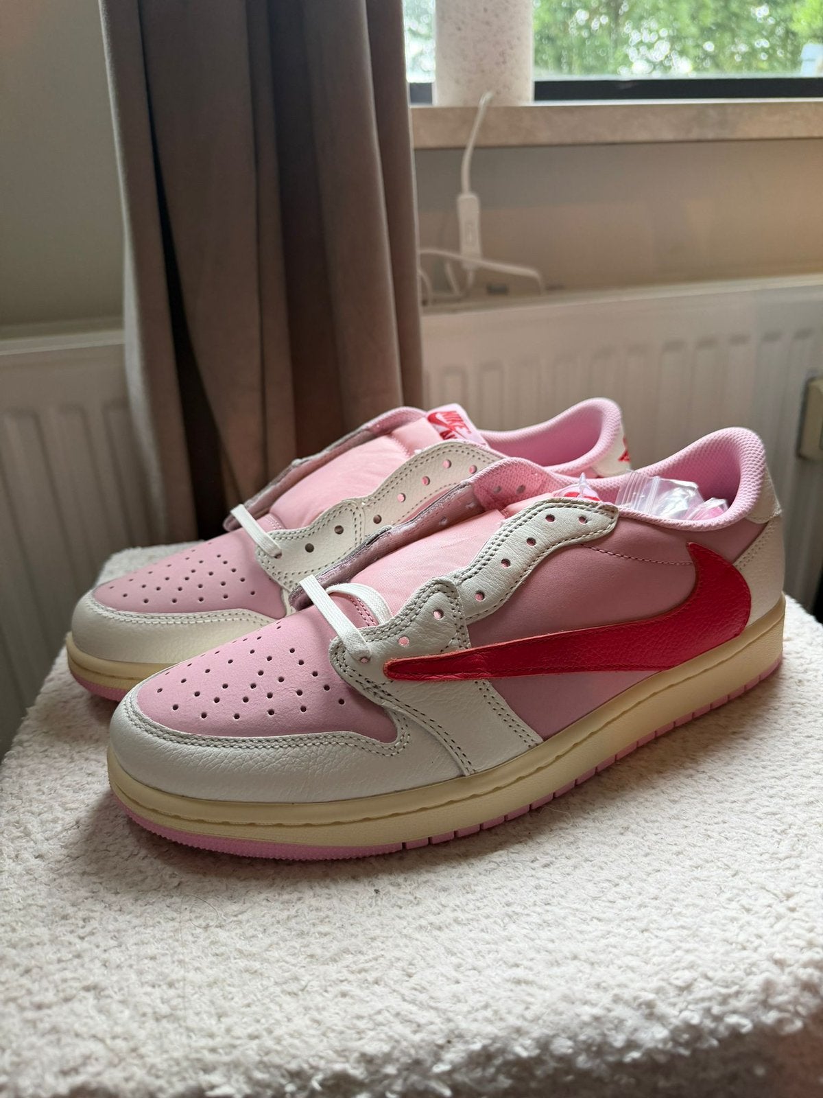 Air Jordan 1 Retro Low OG SP Travis Scott Tropical Pink 44, Ophalen, Zo goed als nieuw, Sneakers of Gympen